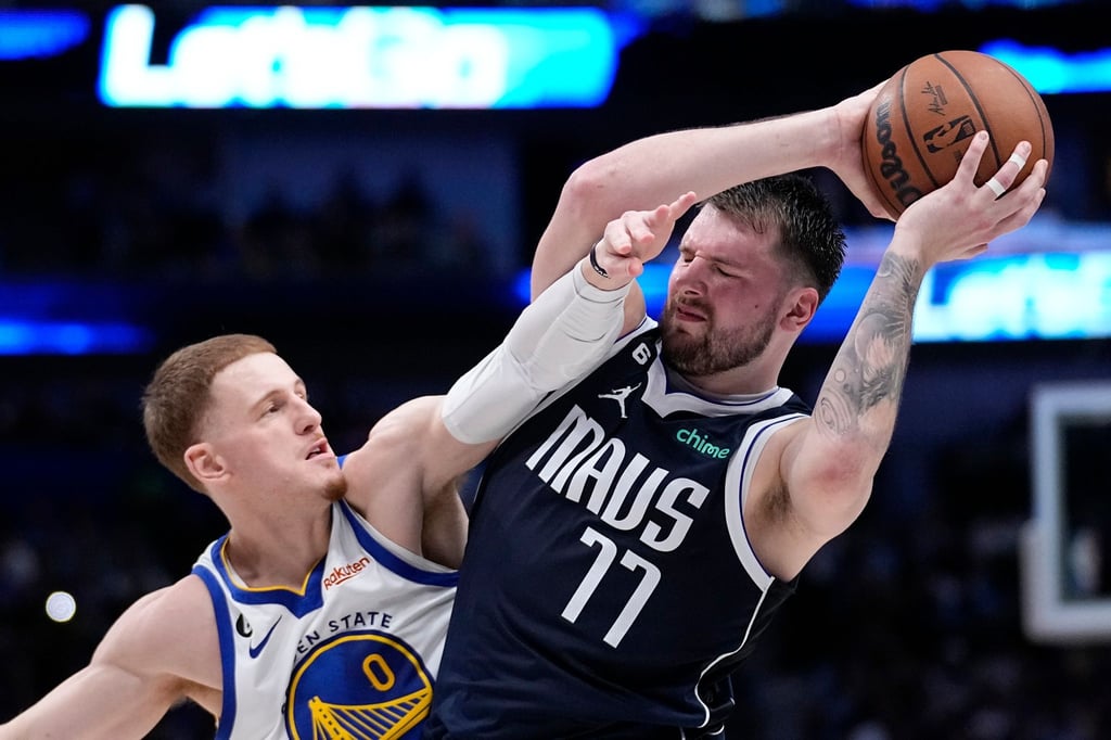 Luka Doncic (r) musste mit den Dallas Mavericks eine Niederlage gegen die Golden State Warriors hinnehmen.