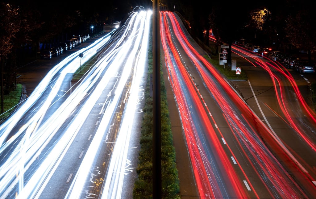 Autos bewegen sich am frühen Morgen im Berufsverkehr.