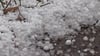 Schneekörner liegen am Wegesrand.