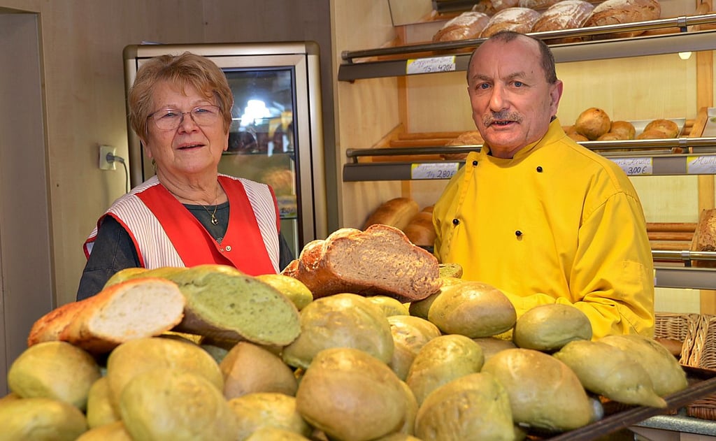 Christa Groß übergab in der Schönhauser Bäckerei Manfred Hippeli 90 Algenbrötchen und ein Algenbaguette - erkenntlich in der Mitte an der grünen Färbung.