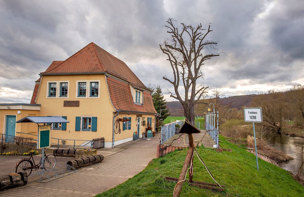Prädestinierte Lage an Saale und (Rad)-Wanderwegen: Das „Fischhaus“ in Schulpforte hat nicht nur eine lange Tradition, sondern ist auch immer gut besucht, vor allem in der Saison.