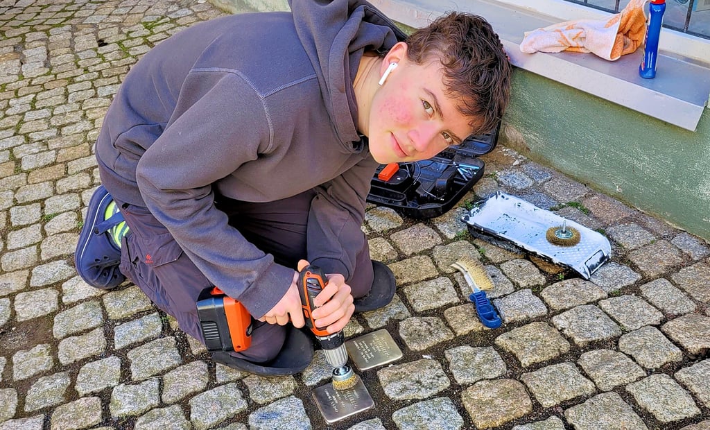 Der 13-jährige Henry Pröschel reinigte die Stolpersteine.