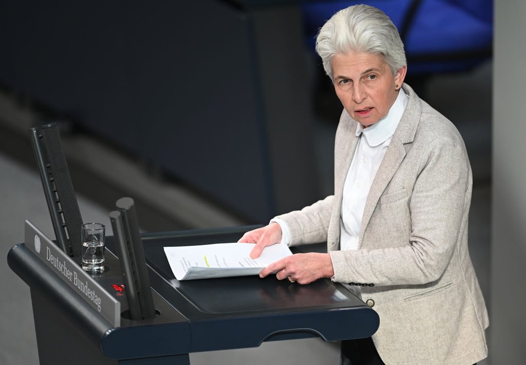 Marie-Agnes Strack-Zimmermann will die Trennung von Verwaltung und Militär prüfen.