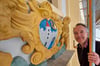 Diplom-Restaurator Udo Drott aus Bad Belzig hat mehrere Tage an der Sanierung des Wappens gearbeitet.