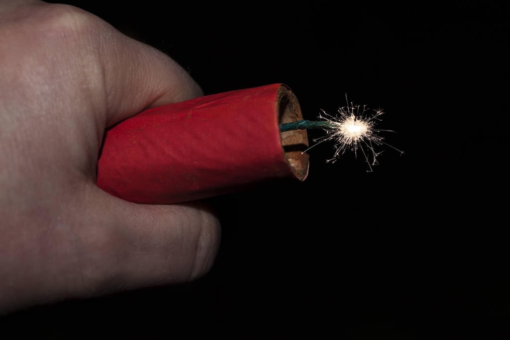 Immer wieder gibt es in Zeitz Vorfälle mit Pyrotechnik. Jetzt sorgten Knaller dafür, dass ein Betonkübel zerbrach.