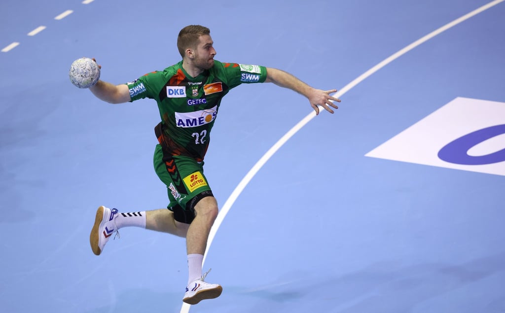 Der Magdeburger Lukas Mertens beim Sprungwurf.