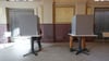Wahlberechtigte sitzen in einem Wahllokal in Berlin.