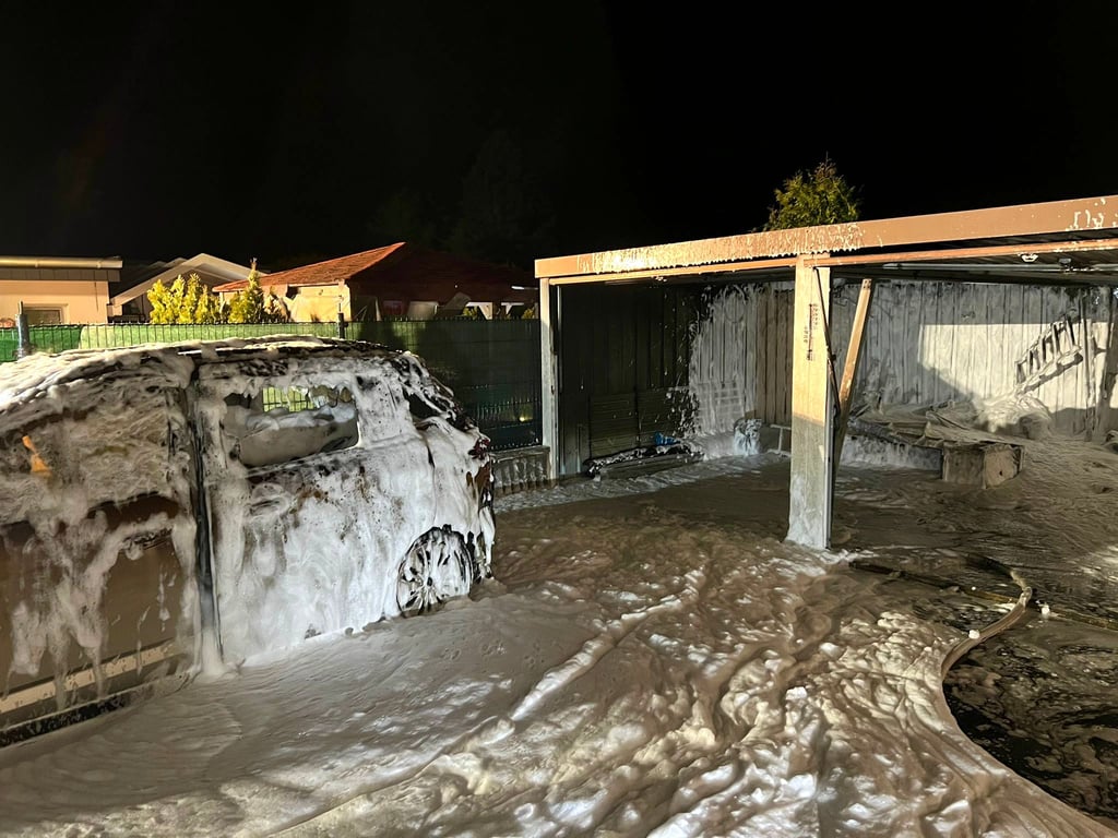 Die Feuerwehr Brehna musste zu einem Brand in die Schillerstraße ausrücken. Fahrzeug und Garage wurden beschädigt.
