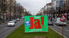 Ein Plakat mit der Aufschrift „Ja! - Berlin 2030 Klimaneutral“ steht auf der Frankfurter Allee.