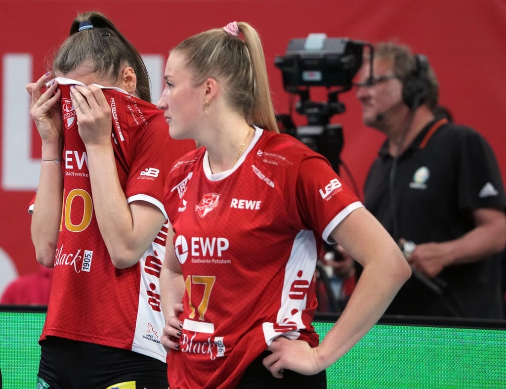 Potsdams Sarah van Aalen (l) und Laura Emonts zeigen sich nach dem Spiel enttäuscht.