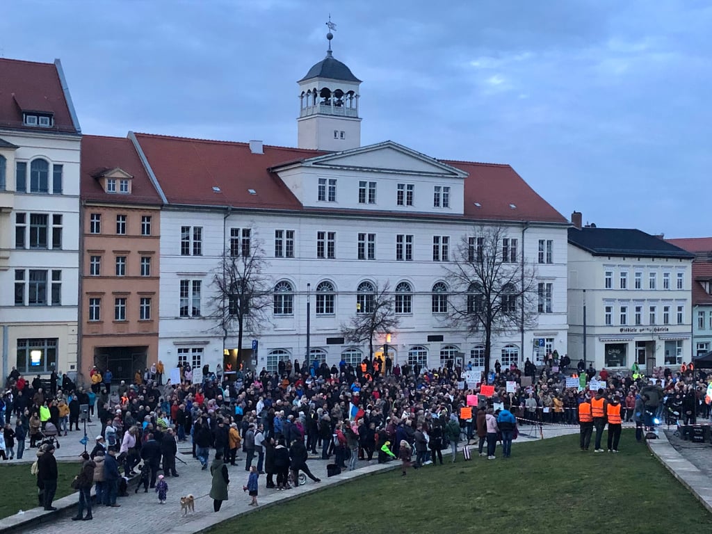Rund 1.000 Zeitzer protestierten zuletzt auf dem Altmarkt gegen die geplante Schließung von Geburtshilfe und Kinderstation im Zeitzer SRH-Klinikum. Die Proteste könnten weitergehen.