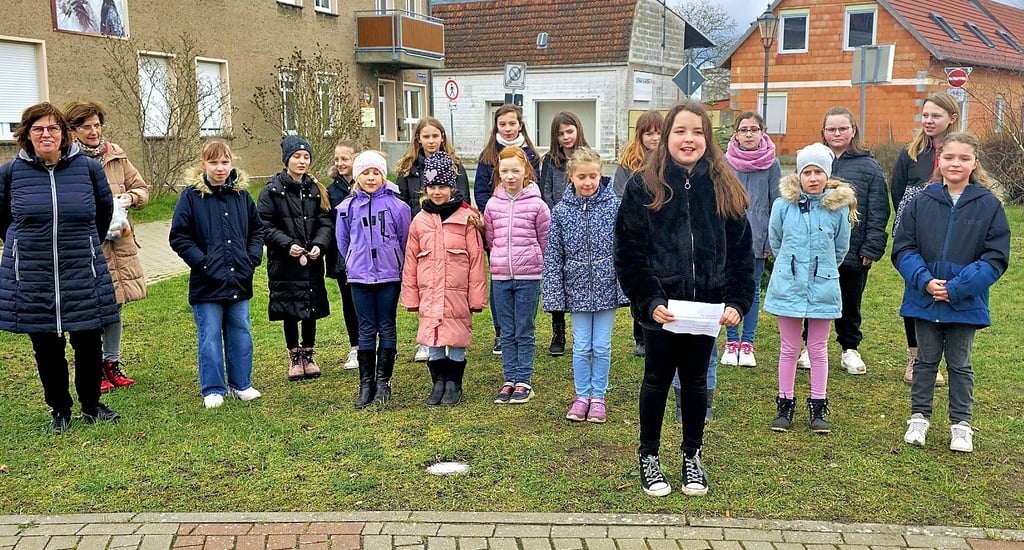 Der Chor der Grundschule Jerichow eröffnete die Schmückaktion auf dem Topfmarkt. Etliche Besucher freuten sich über die Aktion.