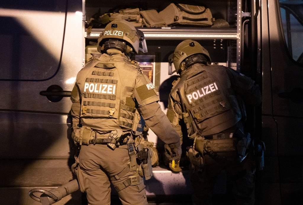Beamte eines Polizei-SEK im Einsatz. Nachdem ein Mann in der Altmark dem Notruf den Mord an seiner Frau mitgeteilt hatte, raste ein SEK zur Adresse, fand vor Ort aber nur noch zwei Leichen.