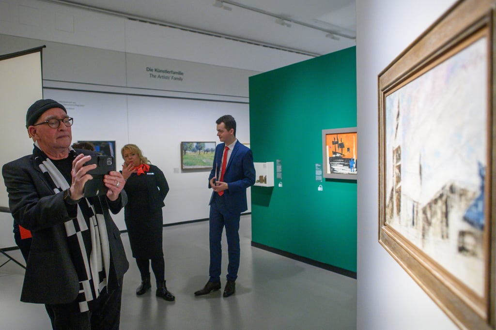 Conrad Feiniger (links), Enkel von Lyonel Feininger, fotografiert das Gemälde „Im Schnee“ des Malers und Bildhauers aus dem Jahr 1949.