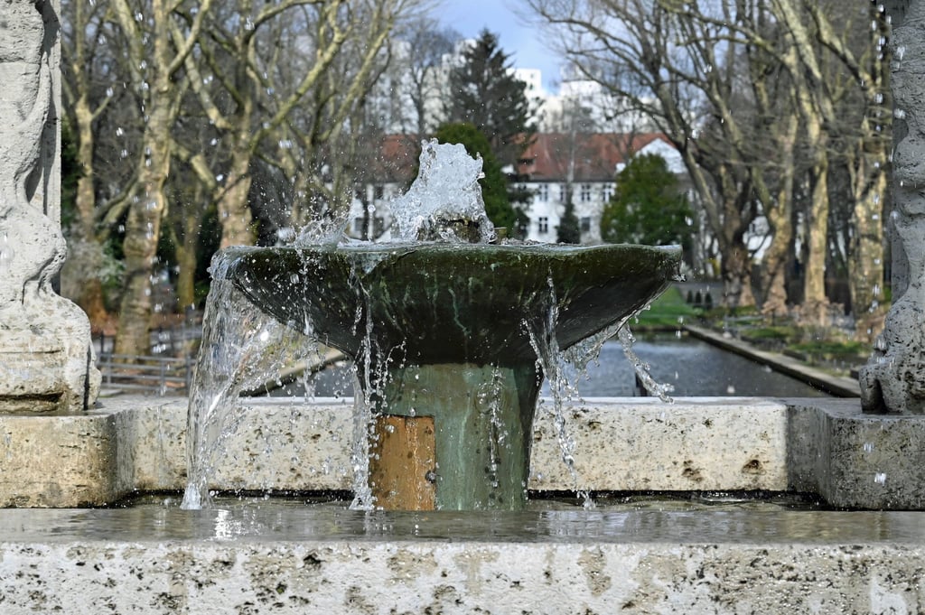 Die Fontäne am Märchenbrunnen im Neuköllner Schulenburgpark ist in Betrieb.
