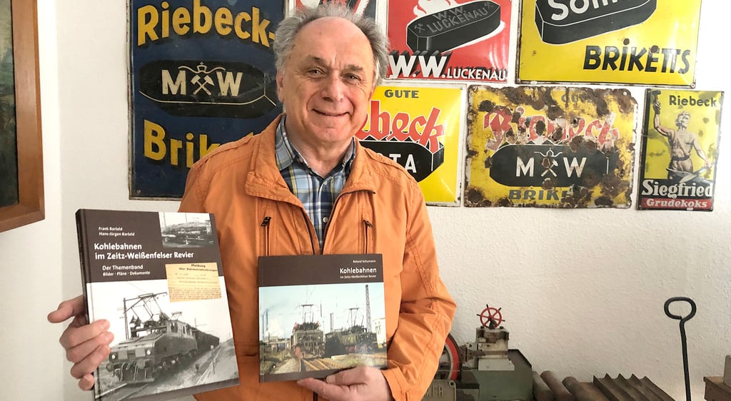 Frank Puschendorf präsentiert den neuen Band „Kohlebahnen im Zeitz-Weißenfelser Revier“, der im Bergbaumuseum erhältlich ist.