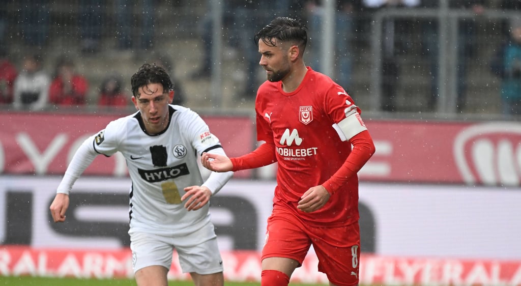 Niklas Kreuzer (r.) ist seit seinem Wechsel 2021 unumstrittener Leistungsträger beim HFC.