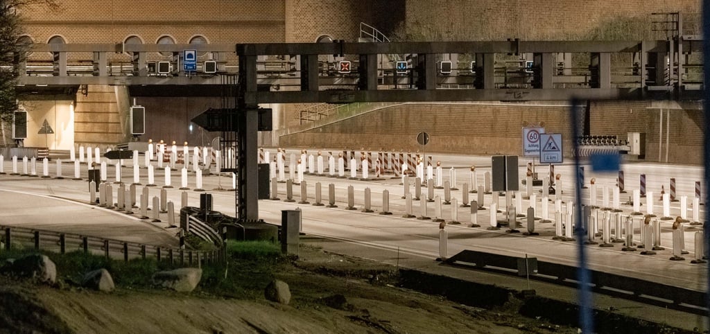 Wegen einer Sperrung der Autobahn A7 für Brückenabrissarbeiten ist die Zufahrt zum Elbtunnel autofrei.