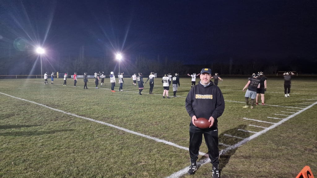 Michael Außendorf ist seit wenigen Monaten Trainer der Burgenlandkreis Underdogs. Die Footballer trainieren auf ihrem gelände in Trebnitz.