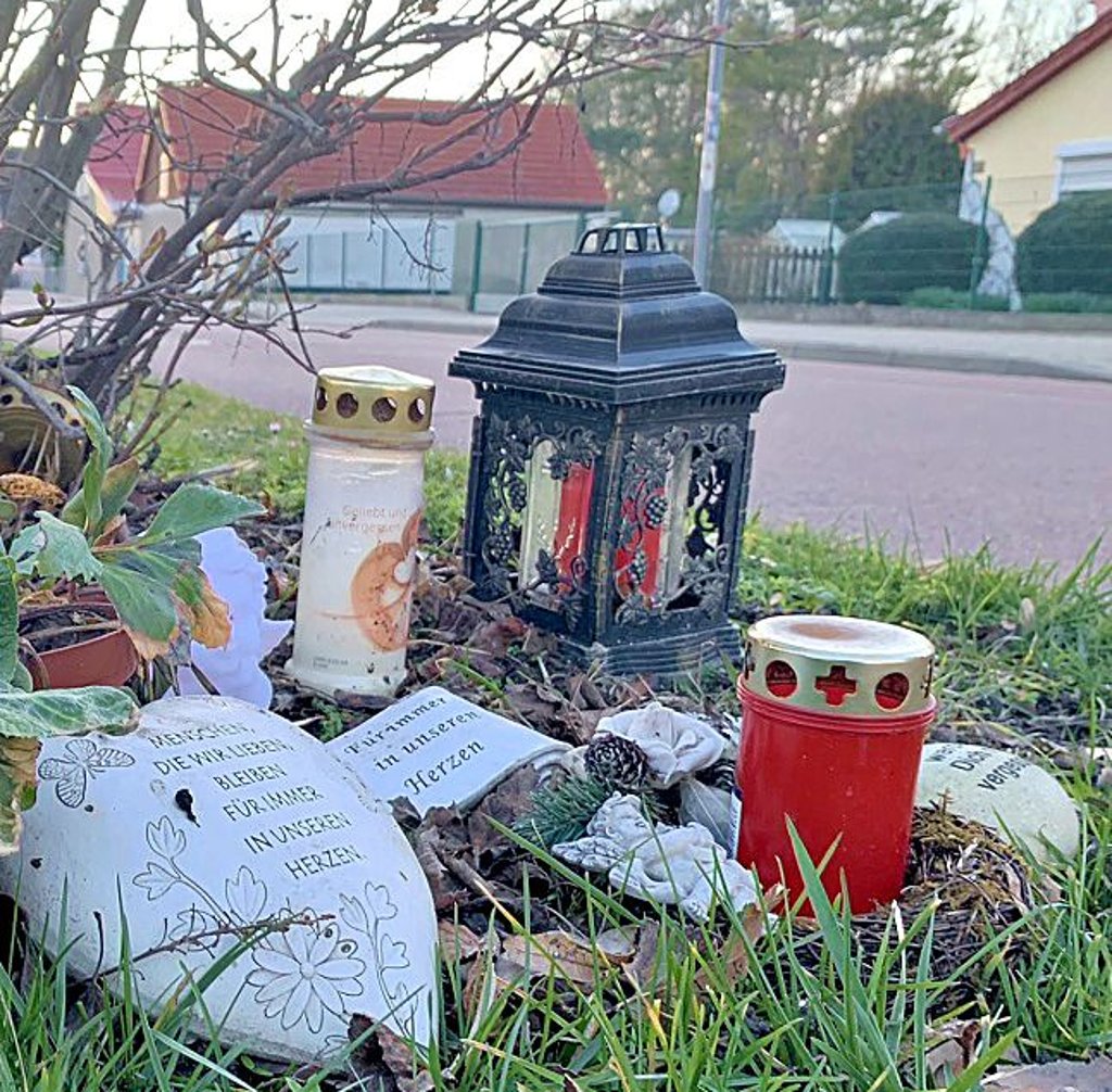 Blumen, Steine und Grablichter stehen an der Unfallstelle in Weißandt-Gölzau.