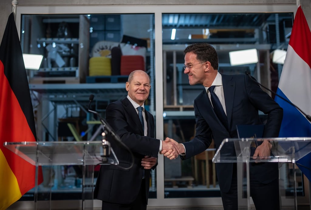 Handschlag in Rotterdam: Bundeskanzler Olaf Scholz und der niederländische Ministerpräsident Mark Rutte bei einer Pressekonferenz im Rahmen der deutsch-niederländischen Regierungskonsultationen.