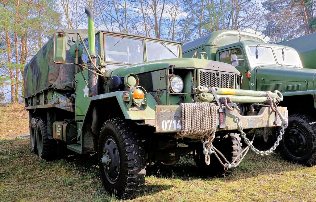 Vom US-Militärstützpunkt in Kaiserslautern: Der REO ist Baujahr 1968 und trägt noch die originale Lackfarbe. Auf deutschen Straßen sieht man dieses Gefährt eher selten. Dafür beim Allrad- und Offroadtreffen in Wischer.