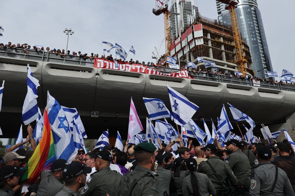 Demonstranten in Tel Aviv während einer Kundgebung gegen Reformierung des Justizsystems.