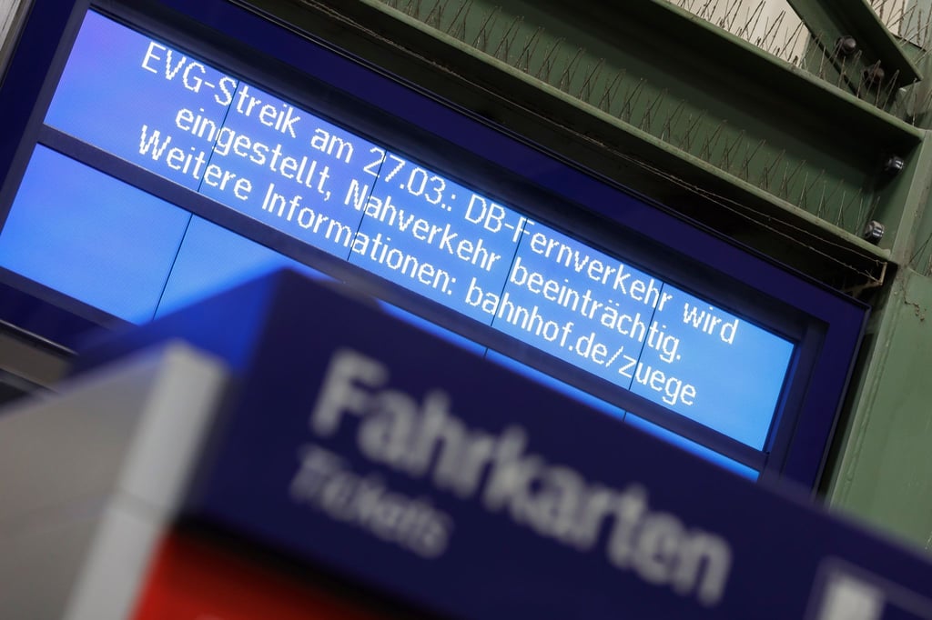 Eine Hinweistafel weist auf den Streik der EVG hin. Mit einem großangelegten bundesweiten Warnstreik haben die Gewerkschaften EVG und Verdi am Montag weite Teile des öffentlichen Verkehrs lahmgelegt.