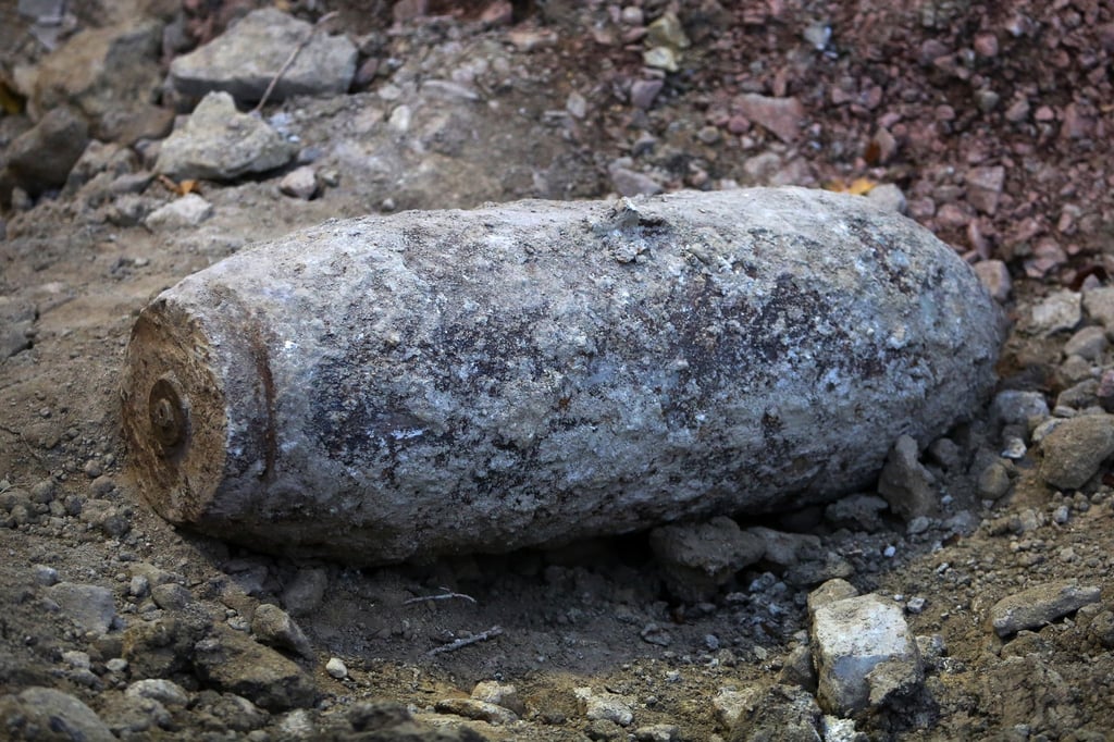 Eine 500-Kilo-Bombe liegt in einem Graben einer Baustelle.