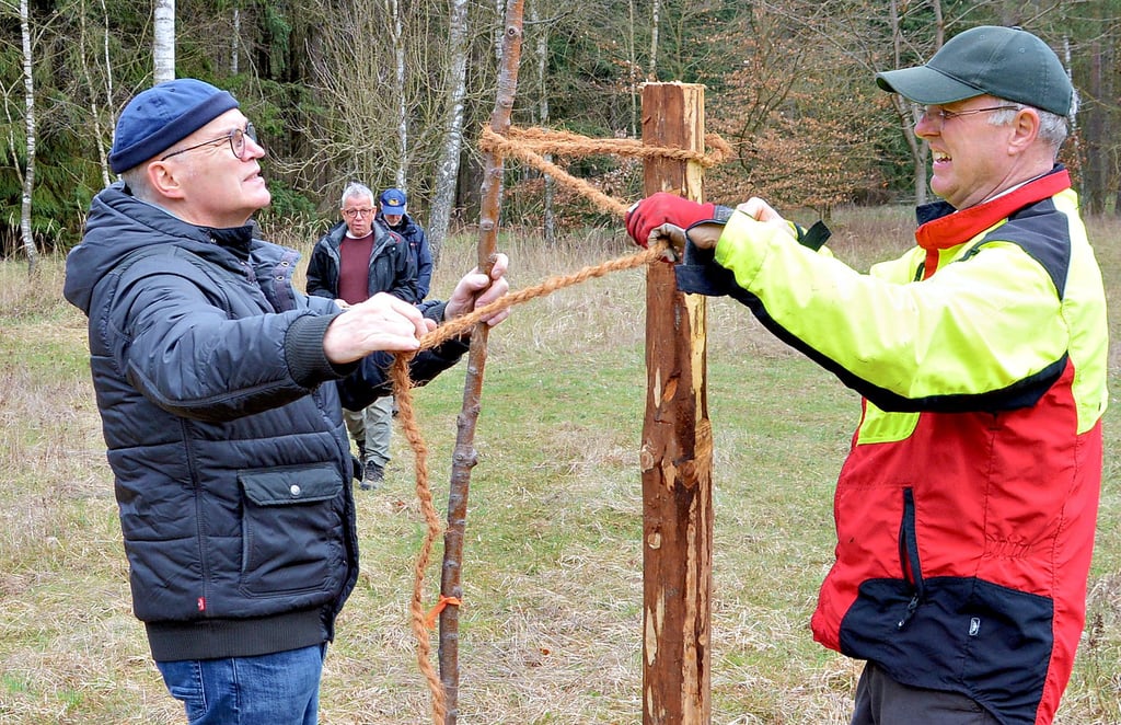 Helmut Jachalke (rechts) und Michael Schoof binden den Apfelbaum nach seiner Pflanzung fest. Insgesamt wurden zehn historische Apfelbäume auf der Streuobstwiese im Klötzer Wald in den Boden gesetzt. Die Nachpflanzung war notwendig geworden, da die anderen Bäume auf Grund der Trockenheit eingegangen waren.