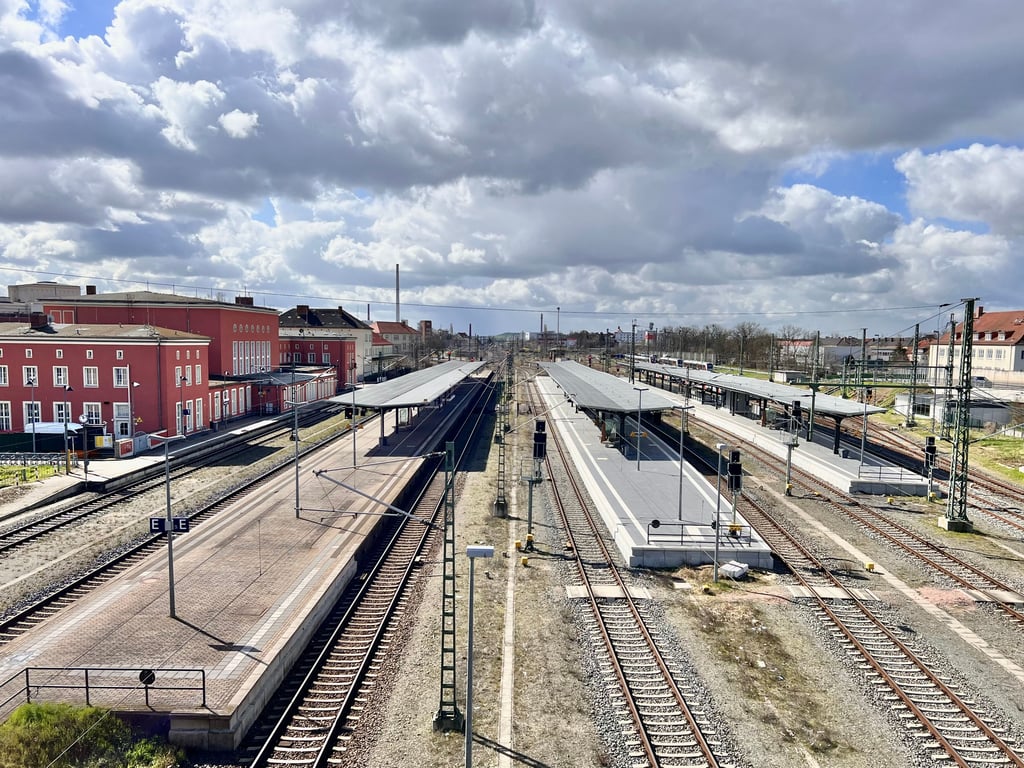 Gähnende Leere am Montag auch am Dessauer Hauptbahnhof.