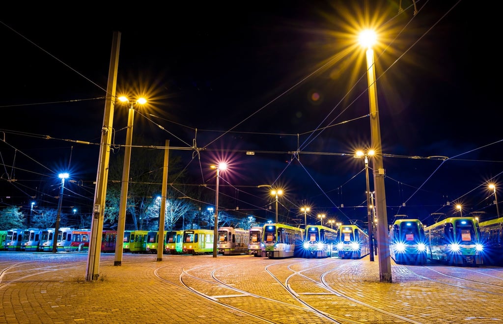 Zahlreiche Stadtbahnen der hannoverschen Verkehrsbetriebe Üstra stehen in der Nacht zum Montag auf dem Betriebshof Glocksee. Mit einem großangelegten bundesweiten Warnstreik haben die Gewerkschaften EVG und Verdi am Montag weite Teile des öffentlichen Verkehrs lahmgelegt.