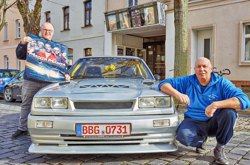 Maik Erdmann (v.l.) vom Capitol Kino Bernburg und Manta-Fahrer Enrico Bode freuen sich auf den Filmstart von „Manta, Manta – zwoter Teil“.