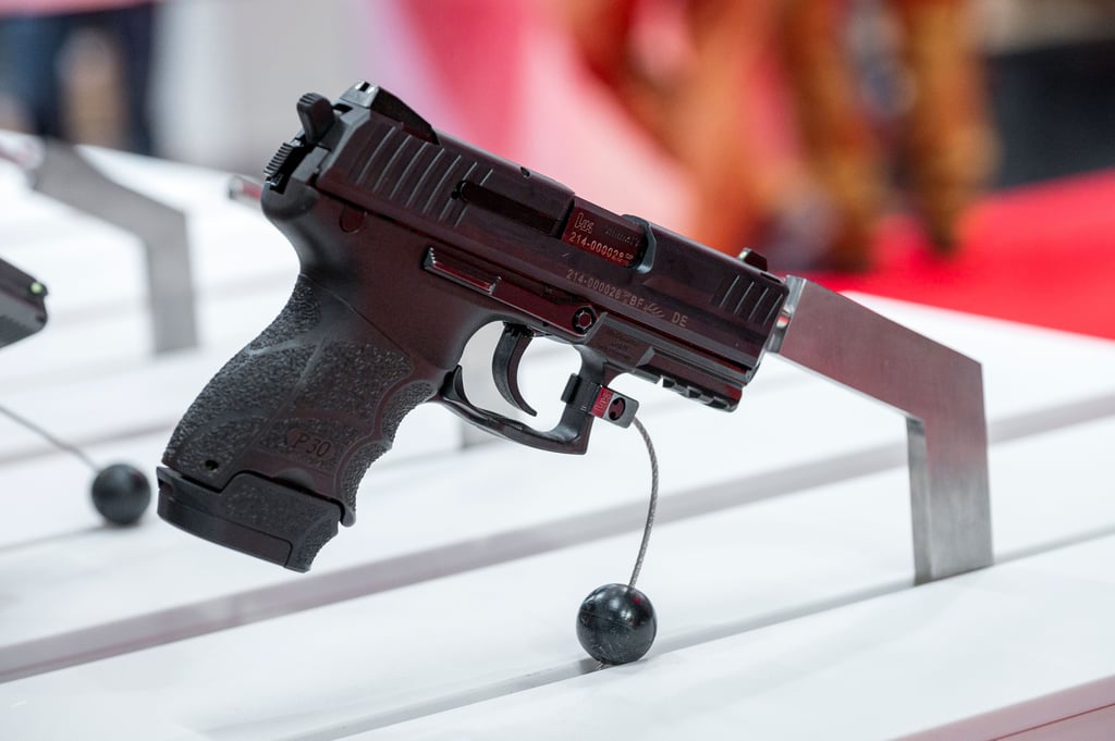 Am Stand von Heckler & Koch ist eine Pistole des Typs P30 ausgestellt.