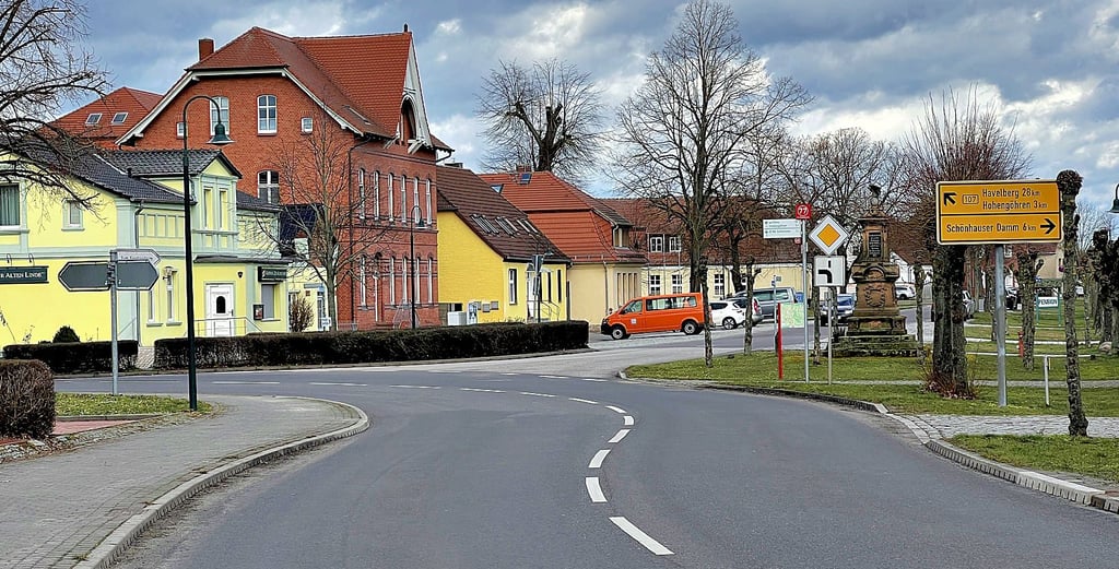 Der erste Bauabschnitt für die Sanierung der B107 in Schönhausen erstreckt sich von der Tankstelle bis zu dieser Kreuzung an der Sparkasse.