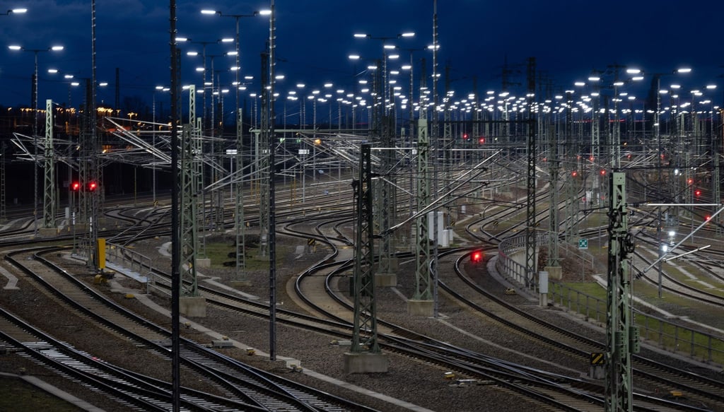 Leere Gleise sind am Morgen zu sehen. Mit einem großangelegten bundesweiten Warnstreik haben die Gewerkschaften EVG und Verdi am Montag weite Teile des öffentlichen Verkehrs lahmgelegt.