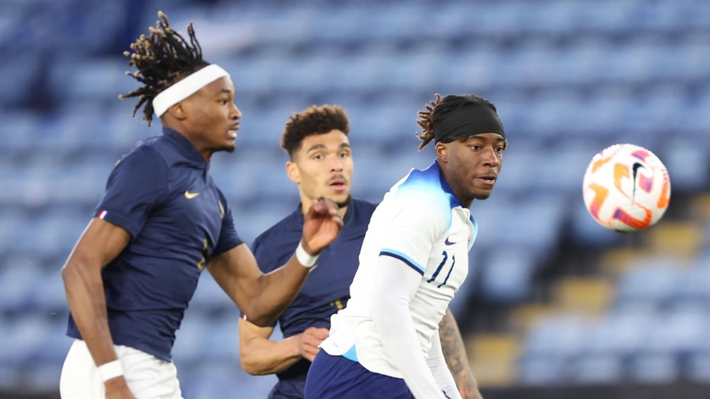 Mo Simakan beim Einsatz gegen Englands Noni Madueke.