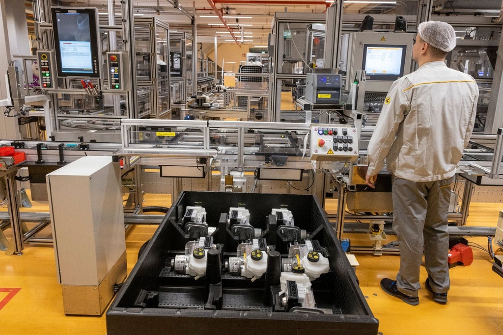 Eine Mitarbeiterin von Continental überprüft am Produktionsstandort für Bremssysteme ein Bremssystem vom Typ MK C2 für den nordamerikanischen Markt.