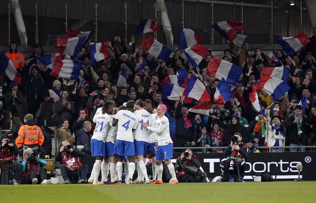 Frankreich setzte sich dank eines Tores von Benjamin Pavard (verdeckt) mit 1:0 in Irland durch.