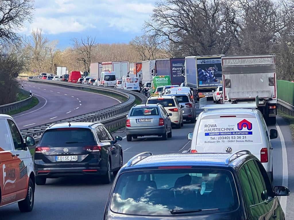 Nach einem Unfall auf der A9 stauen sich die Autos in Dessau von der Innenstadt an bis nach Roßlau.