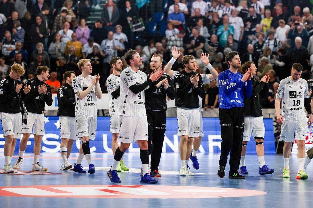 Kiels Spieler jubeln nach dem Heimsieg gegen Berlin.