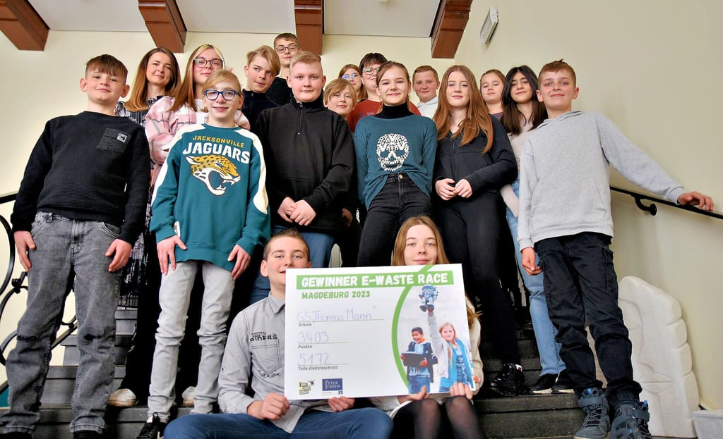Insgesamt 5172 Teile Elektroschrott haben die Jungen und Mädchen der Klasse 6a der Gemeinschaftsschule „Thomas Mann“ mit ihrer Klassenlehrerin Julia Ziems gesammelt. Sie sind damit die Gewinner beim ersten „E-Waste Race“ in Magdeburg.