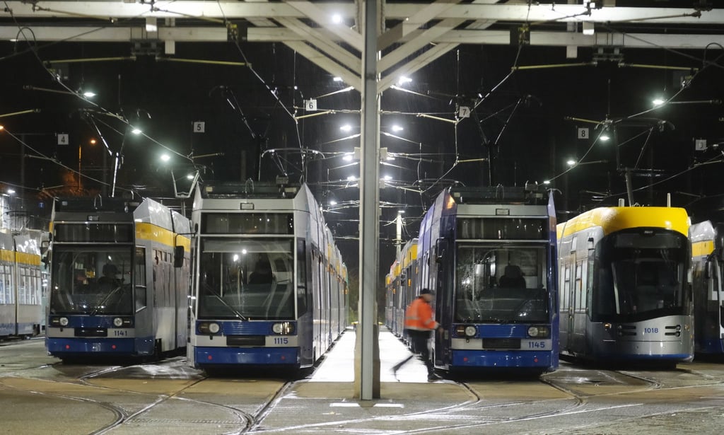 Straßenbahnen stehen in einem Depot der Verkehrsbetriebe.