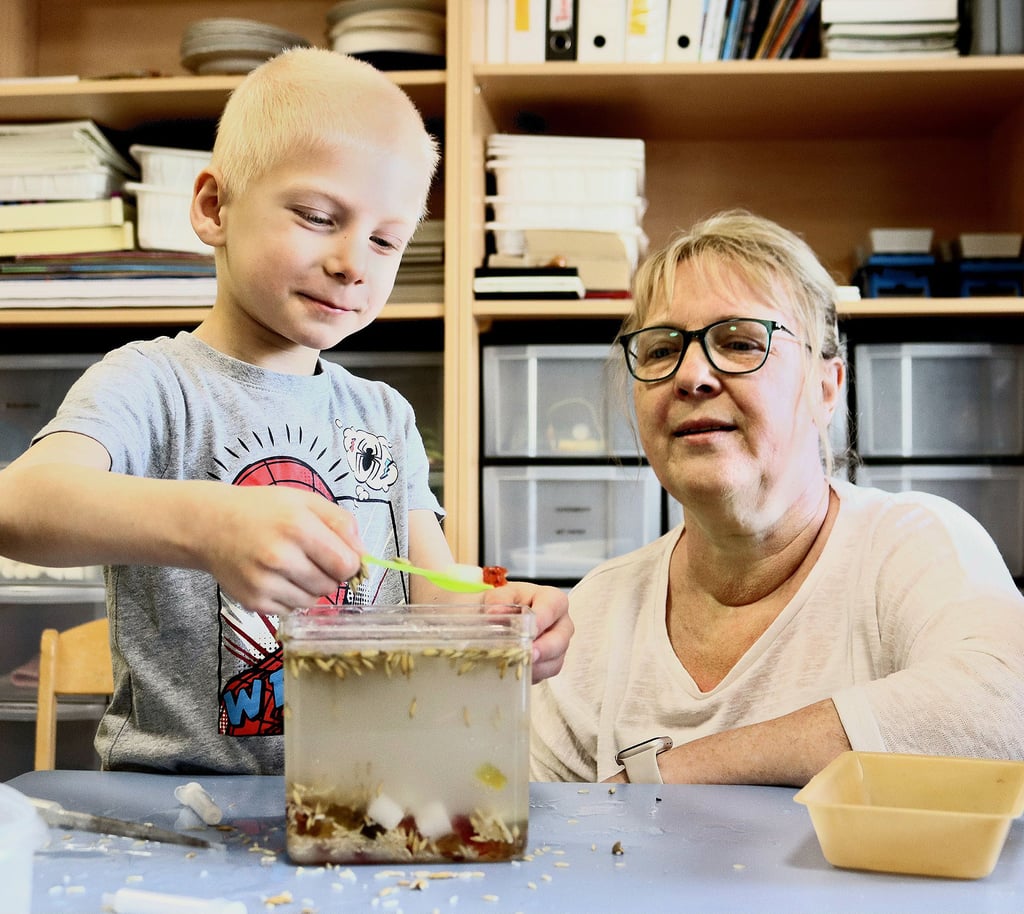 Cedric (5) experimentiert hier mit Unterstützung von Sandy Köhler, der Leiterin der Eickendorfer Kita "Kunterbunt".