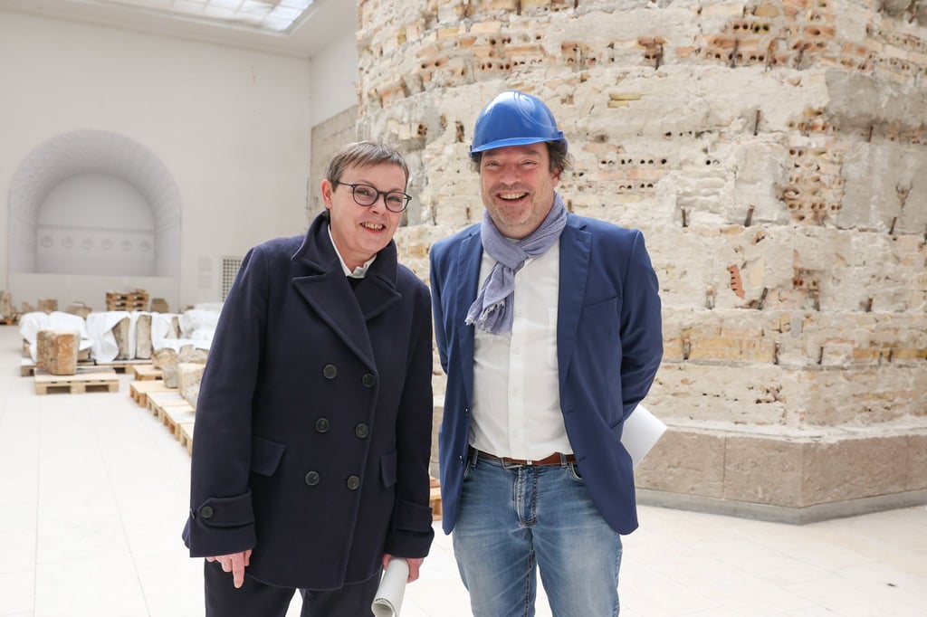 Barbara Große-Rhode (l), Referatsleiterin im Bundesamt für Bauwesen und Raumordnung, und Stefan Weber, Direktor des Museums für Islamische Kunst, im Pergamonmuseum.