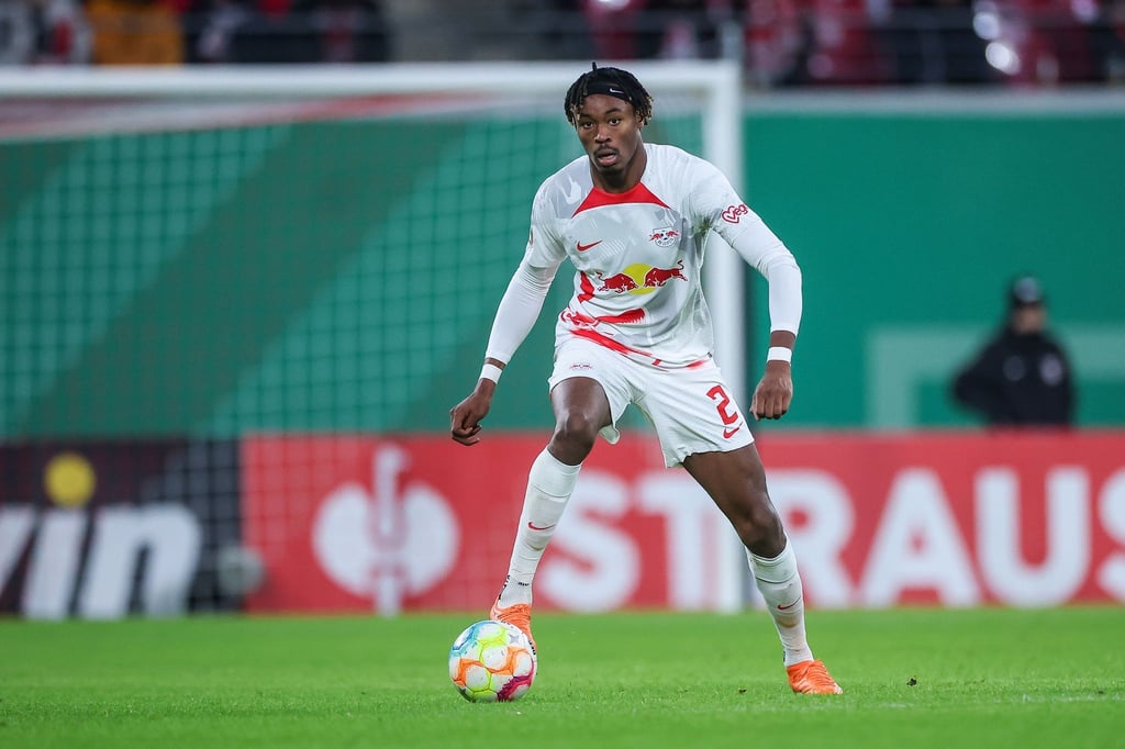 Leipzigs Spieler Mohamed Simakan am Ball.