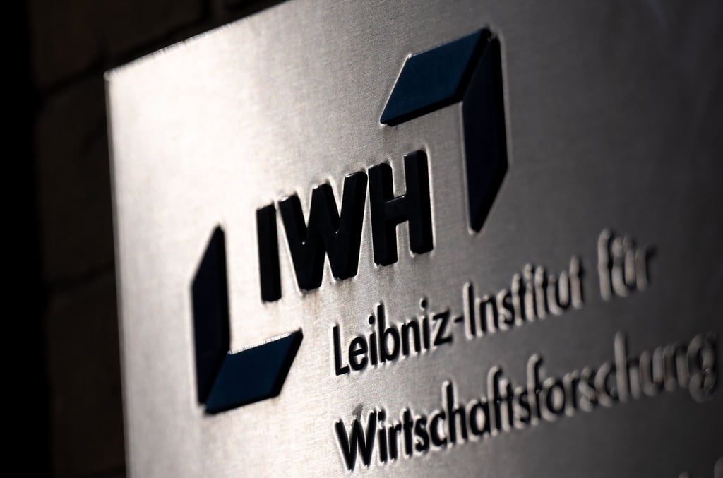 Blick auf den Eingang zum Institut für Wirtschaftsforschung (IWH) in Halle/Saale.