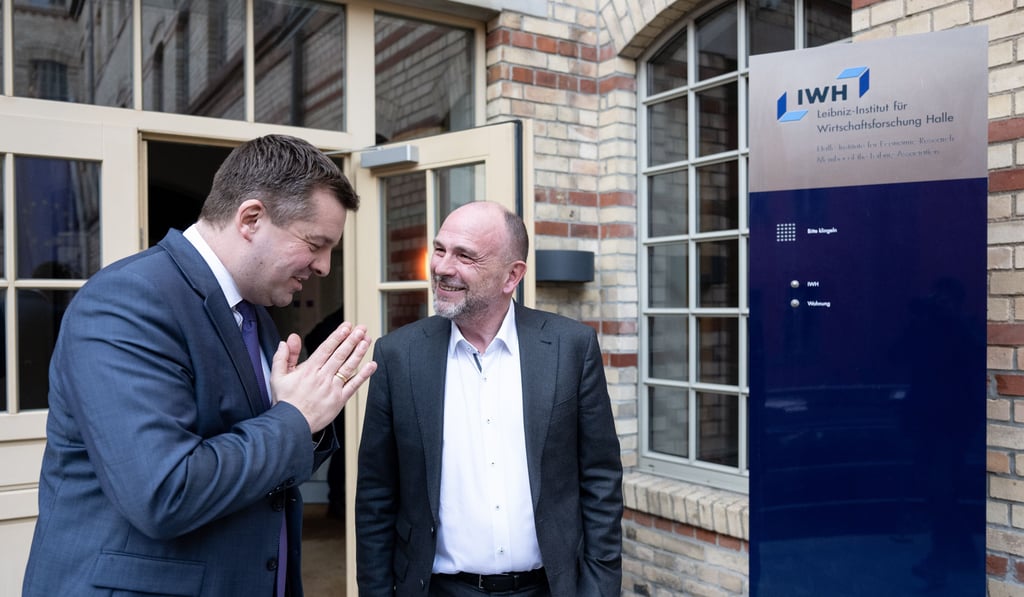 Sachsen-Anhalts Wirtschaftsminister Sven Schulze (CDU, links) mit IWH-Präsident Reint Gropp am Montag in Halle.