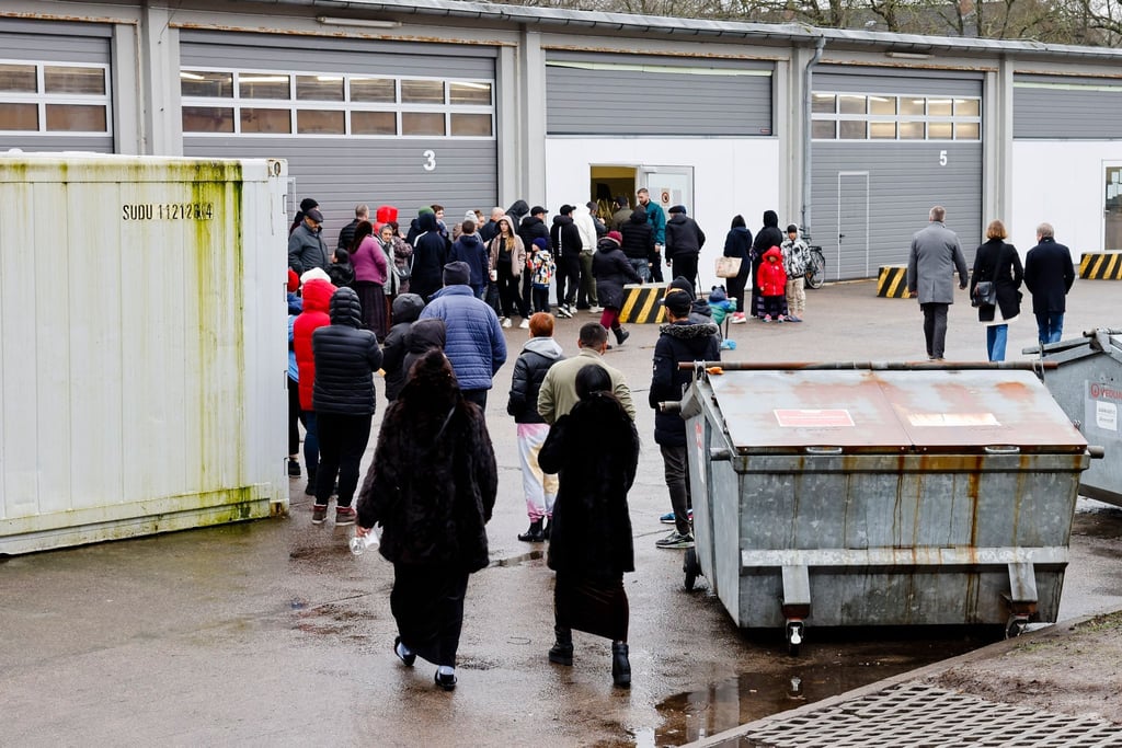 Menschen stehen Schlange bei der Essenausgabe in der Landesunterkunft der Gemeinde Seeth im Kreis Nordfriesland.
