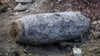 Eine 500-Kilo-Bombe liegt in einem Graben einer Baustelle.